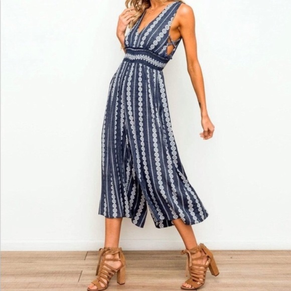 Hem and Thread jumpsuit - Picture 2 of 11